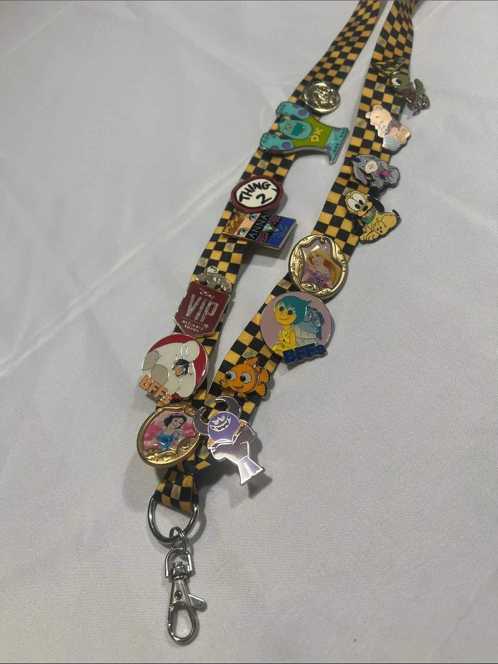 Checkered Universal Studios Harry Potter Lanyard with 16 Character Pins.